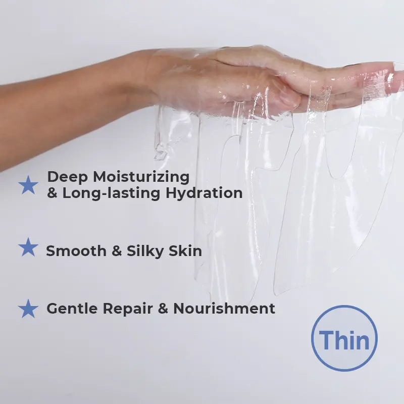 calla-clear-face-mask-hand-holding Maschera viso trasparente CALLA per la fornitura di prodotti per la cura della pelle nel settore B2B, foglio in gel trasparente da tenere in mano per idratare la pelle in modo delicato